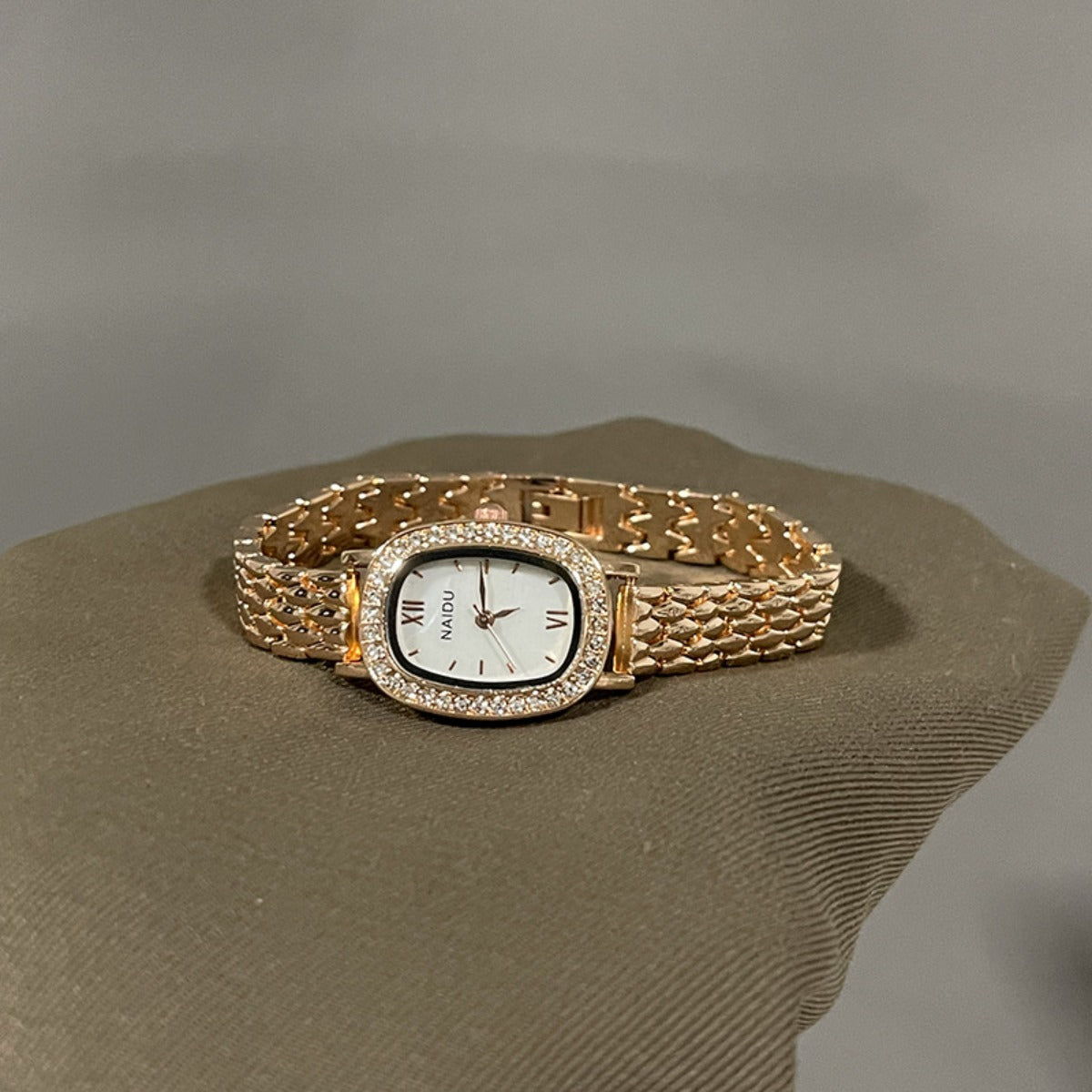 Compact oval diamond-studded ladies' watch 26WAT017