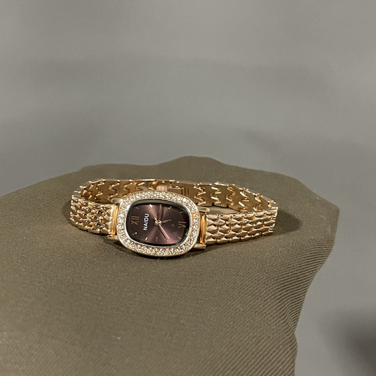Compact oval diamond-studded ladies' watch 26WAT017