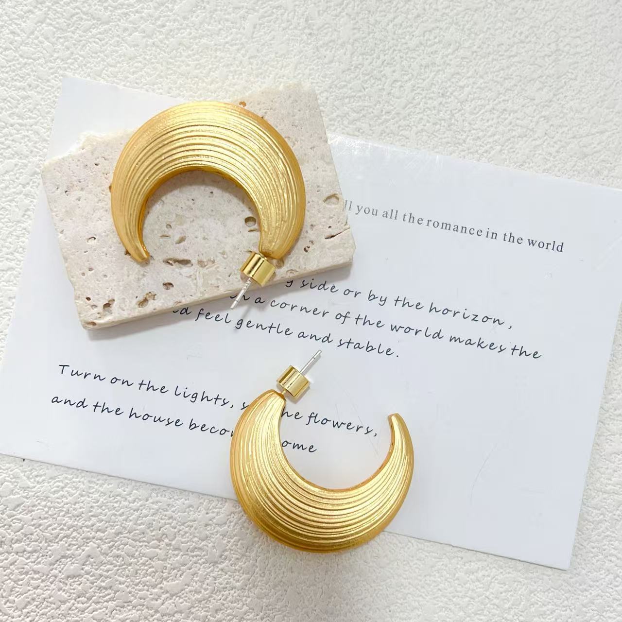Brushed Geometric Stud Earrings， Retro & Minimalist